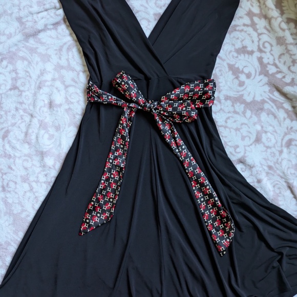 Roulette Black V-Neck Dress-Red Patterned Silky Sash-Size Medium-Cap Sleeves - Picture 6 of 11